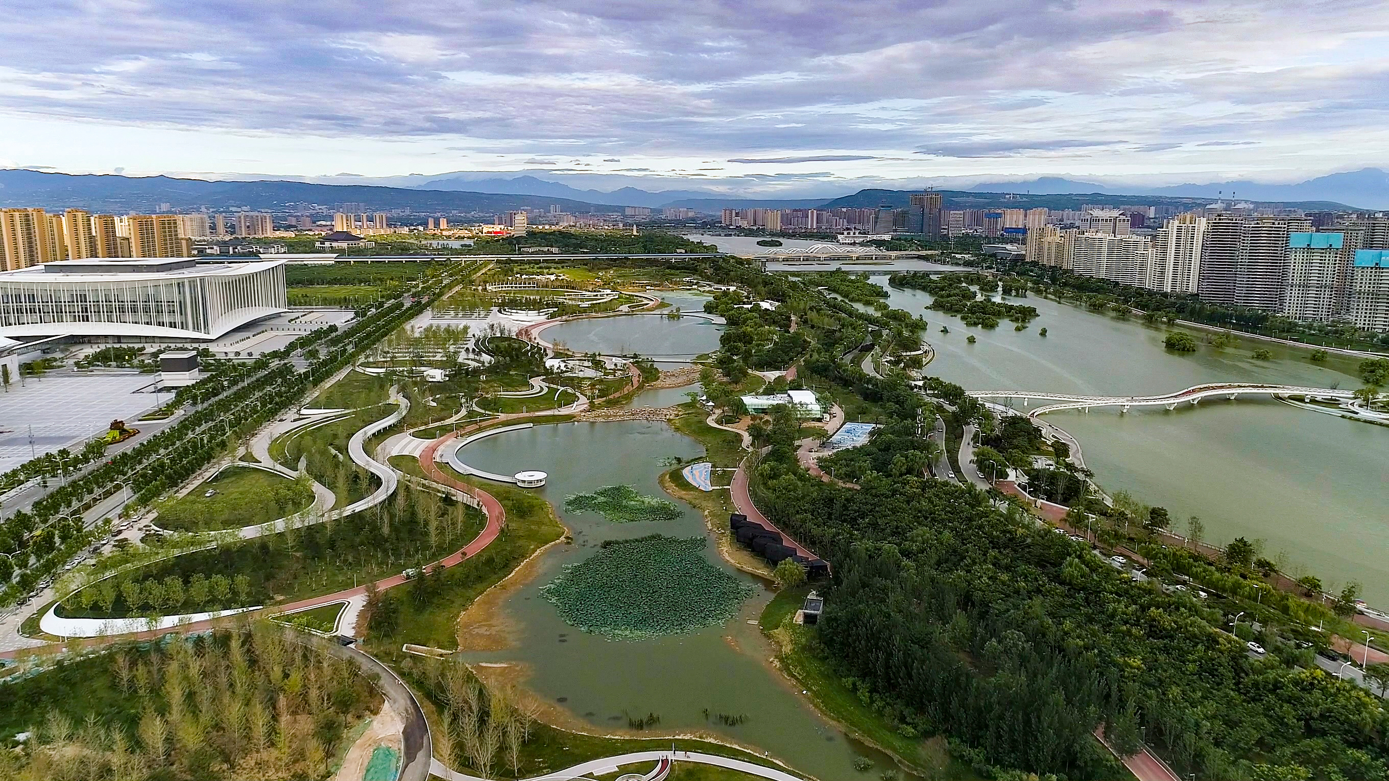 2020年印发《"三河一山"绿道建设实施方案》,充分利用渭河,沣河,浐灞